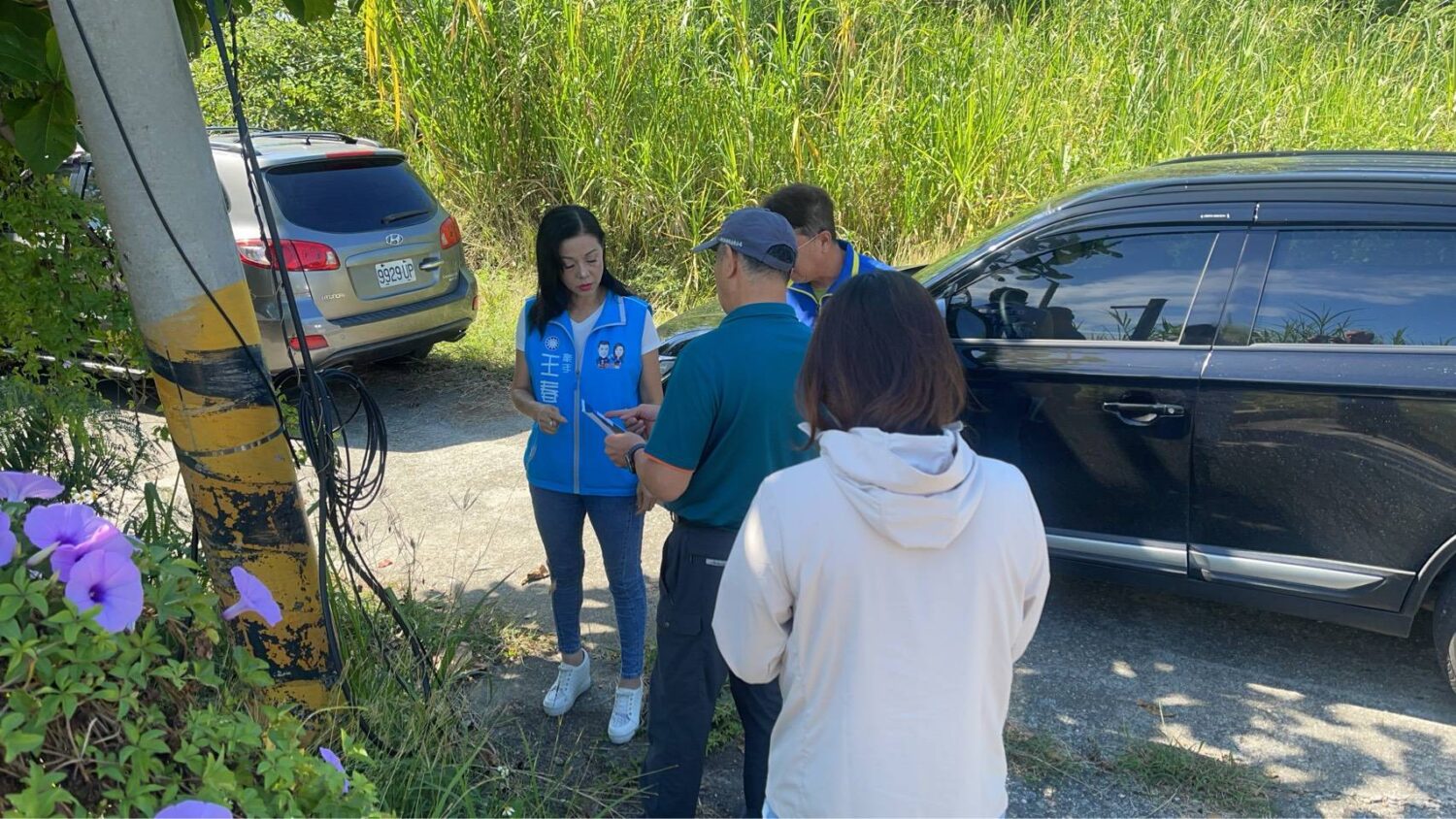 王春梅聽取斷崖邊坡增置消波塊補強案實行進度，表情難得嚴肅。(記者 包克明翻攝)