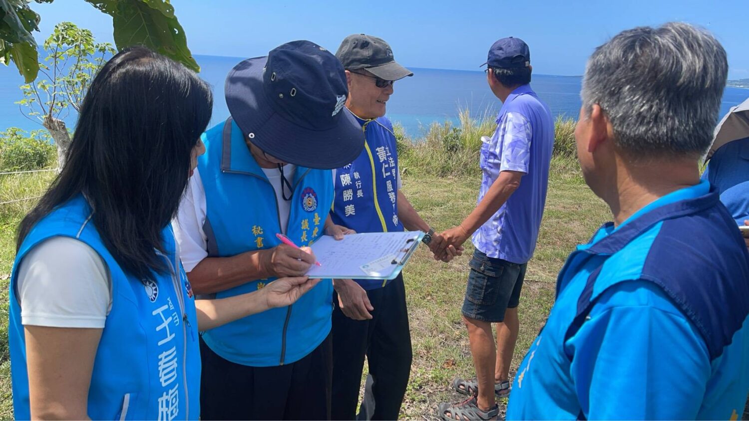 公部門權責不同，王春梅化身行動辦公室現場協助協調依權責分工研議後續防護作為。(記者 包克明翻攝)