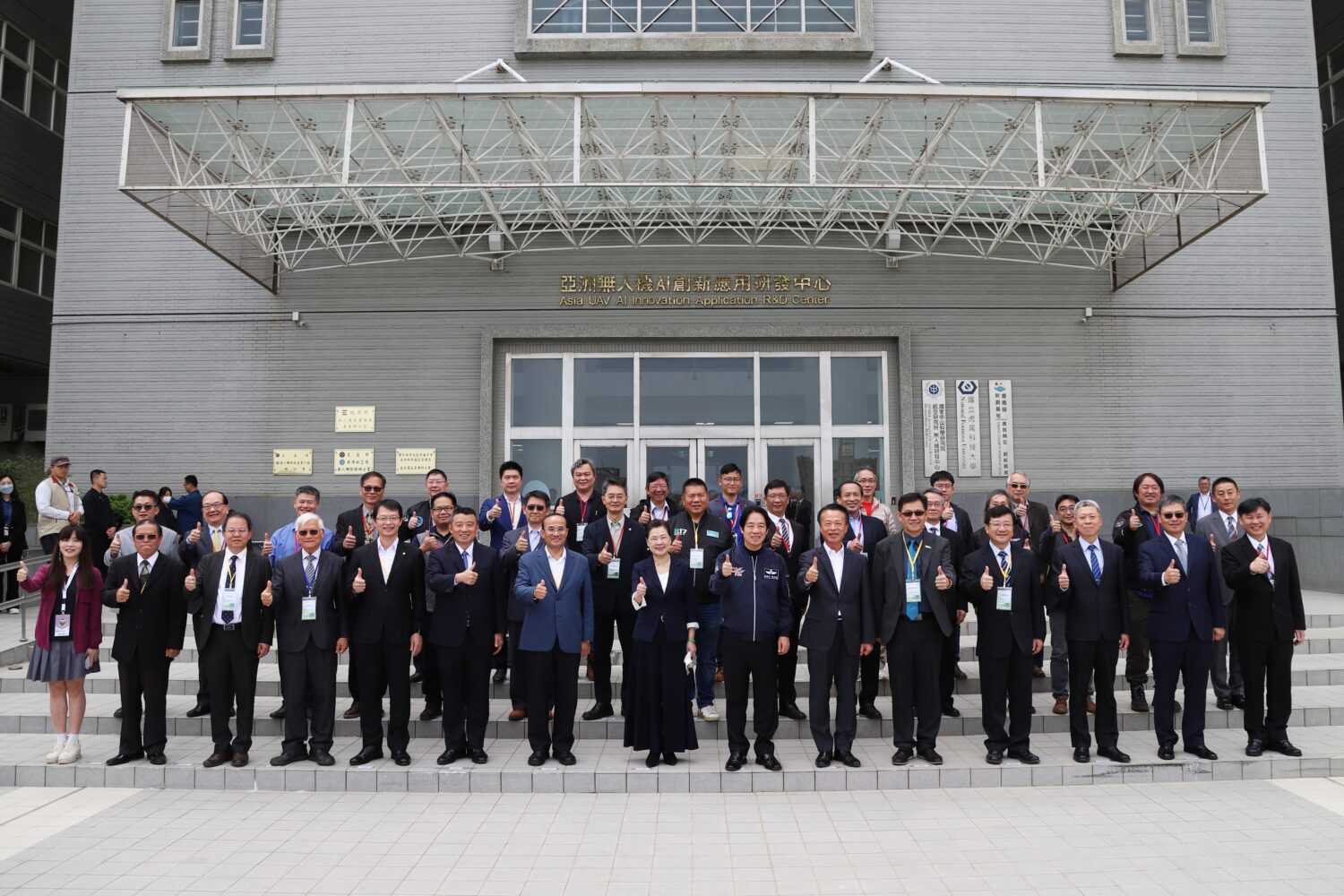 總統賴清德親自南下嘉義視察亞洲無人機創新園區，和園區廠商負責人合影。(圖／亞洲無人機創新園區廠商協進會)