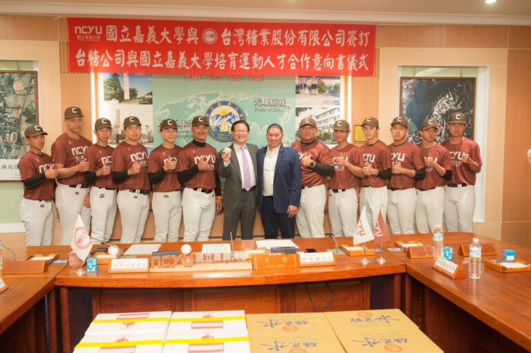 黃敏惠市長和張啓楷前年聯手提出國營事業冠名嘉義大學KANO棒球隊，郭智輝認為雙贏，指示國營事業全力促成，爭取到更多資源，挹注嘉義棒球發展。(圖／民眾黨嘉義黨部)