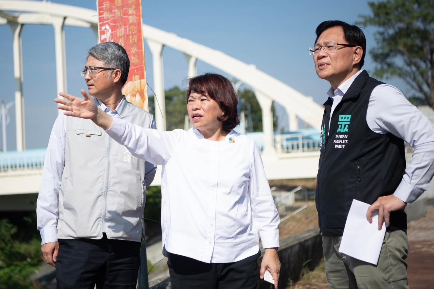 張啓楷擔任民眾黨立法委員期間,邀請經濟部長郭智輝南下嘉義,勘查朴子溪許厝庄護岸興建工程,並和嘉義市長黃敏惠所率市府團隊舉行座談。(圖/民眾黨嘉義黨部)