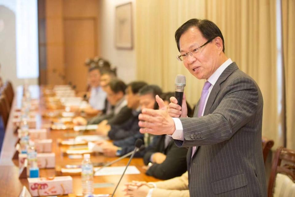 張啓楷出席台糖公司與國立嘉義大學於去年2月26日簽署培育體育人才合作意向書,正式建立夥伴關係的簽署儀式。(圖/民眾黨嘉義黨部)