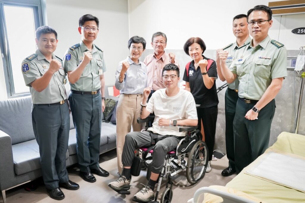 立法委員林岱樺11日再次前往高雄榮民總醫院，探視執行任務時不幸重傷的國軍弟兄「阿斌」（化名）。(圖／林岱樺國會辦公室)