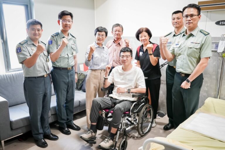 立法委員林岱樺11日再次前往高雄榮民總醫院，探視執行任務時不幸重傷的國軍弟兄「阿斌」（化名）。(圖／林岱樺國會辦公室)