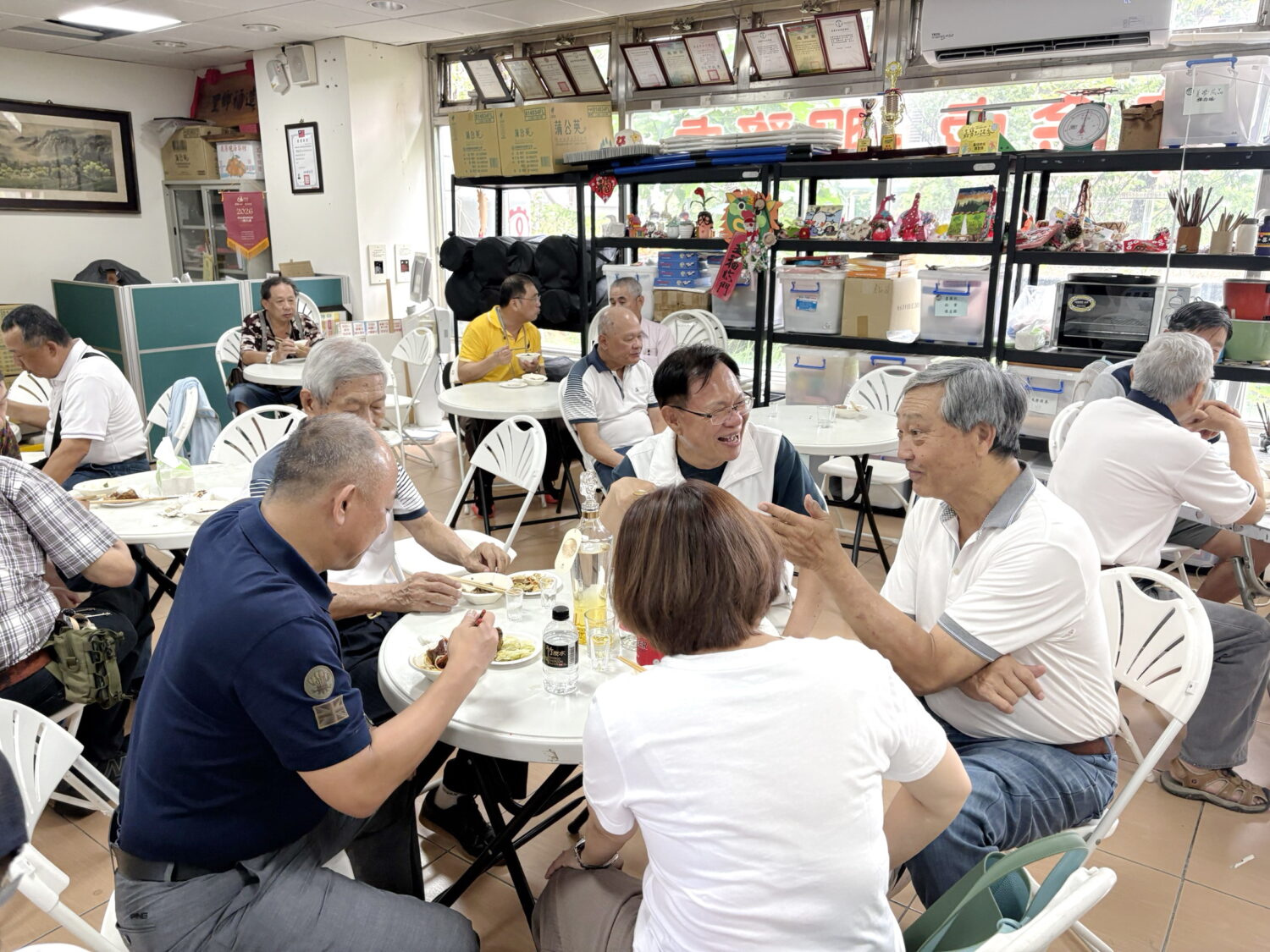 張啓楷指出，自己於立法委員任內，便長期關注軍公教警消與勞工權益議題，積極推動軍人加薪、勞保改革及退休警消所得替代率調整等相關法案。(圖／民眾黨嘉義黨部)