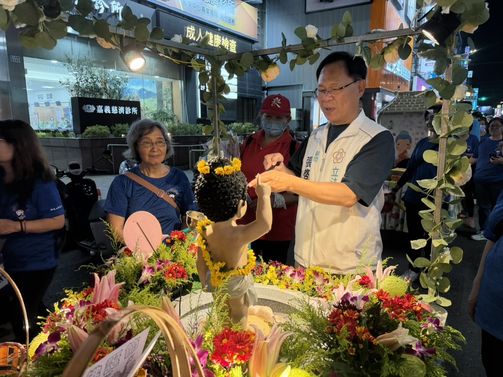 張啓楷參與儀式為釋迦太子浴佛，一方面也為自己內心的佛洗淨，清淨自己的身心。(圖／張啓楷市長競選團隊)