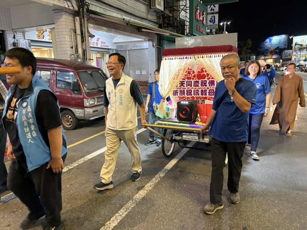 張啓楷參與「純人力」的「力阿卡浴佛車」推行至嘉義各地，讓市民在家門口就能「浴佛」。(圖／張啓楷市長競選團隊)