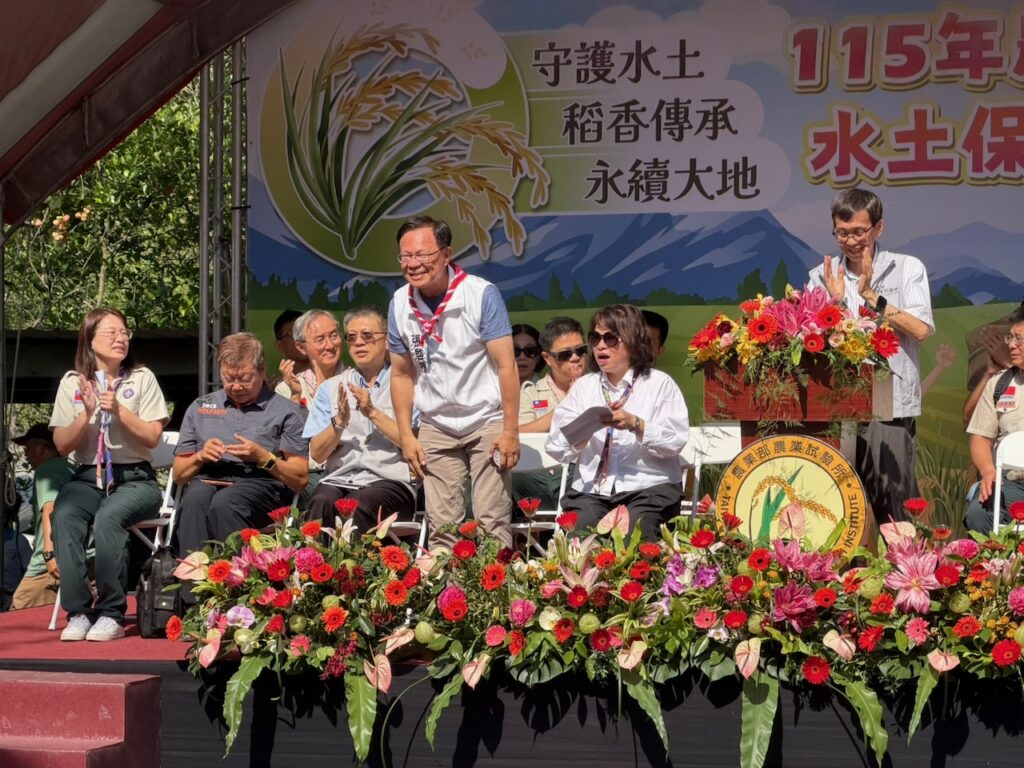 藍白共推嘉義市長候選人張啓楷出席經環境部認證通過成為環境教育設施場的「月桃故事庇護工場暨月桃花祭開幕揭牌、創意料理活動」。(圖／張啓楷市長競選團隊)