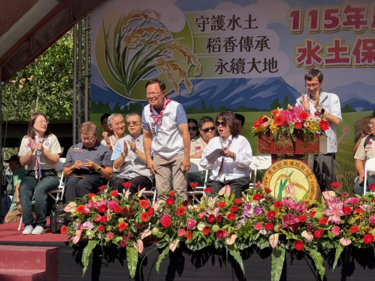 藍白共推嘉義市長候選人張啓楷出席經環境部認證通過成為環境教育設施場的「月桃故事庇護工場暨月桃花祭開幕揭牌、創意料理活動」。(圖／張啓楷市長競選團隊)