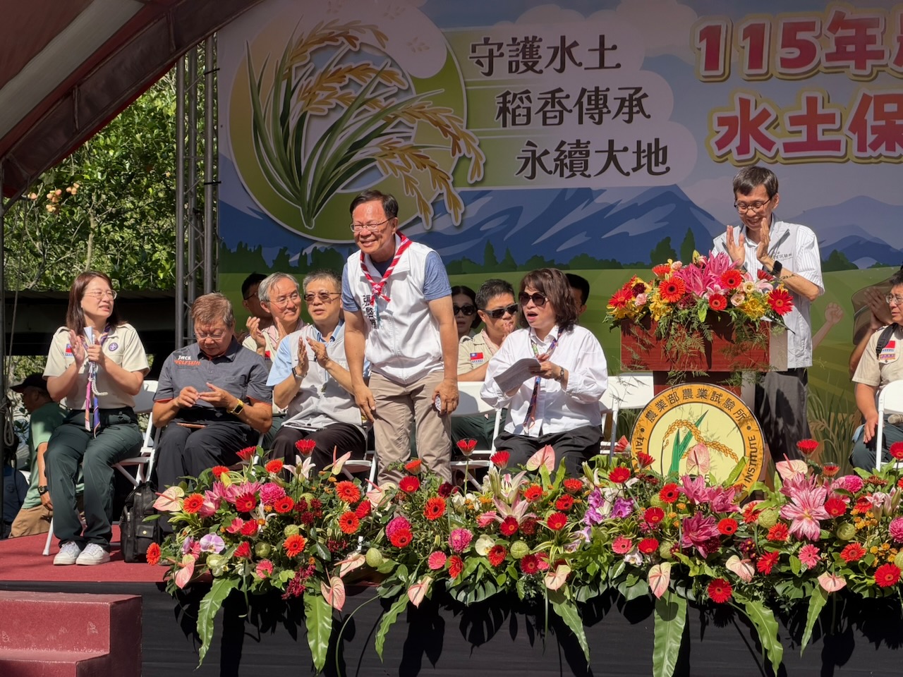 藍白共推嘉義市長候選人張啓楷出席經環境部認證通過成為環境教育設施場的「月桃故事庇護工場暨月桃花祭開幕揭牌、創意料理活動」。(圖／張啓楷市長競選團隊)