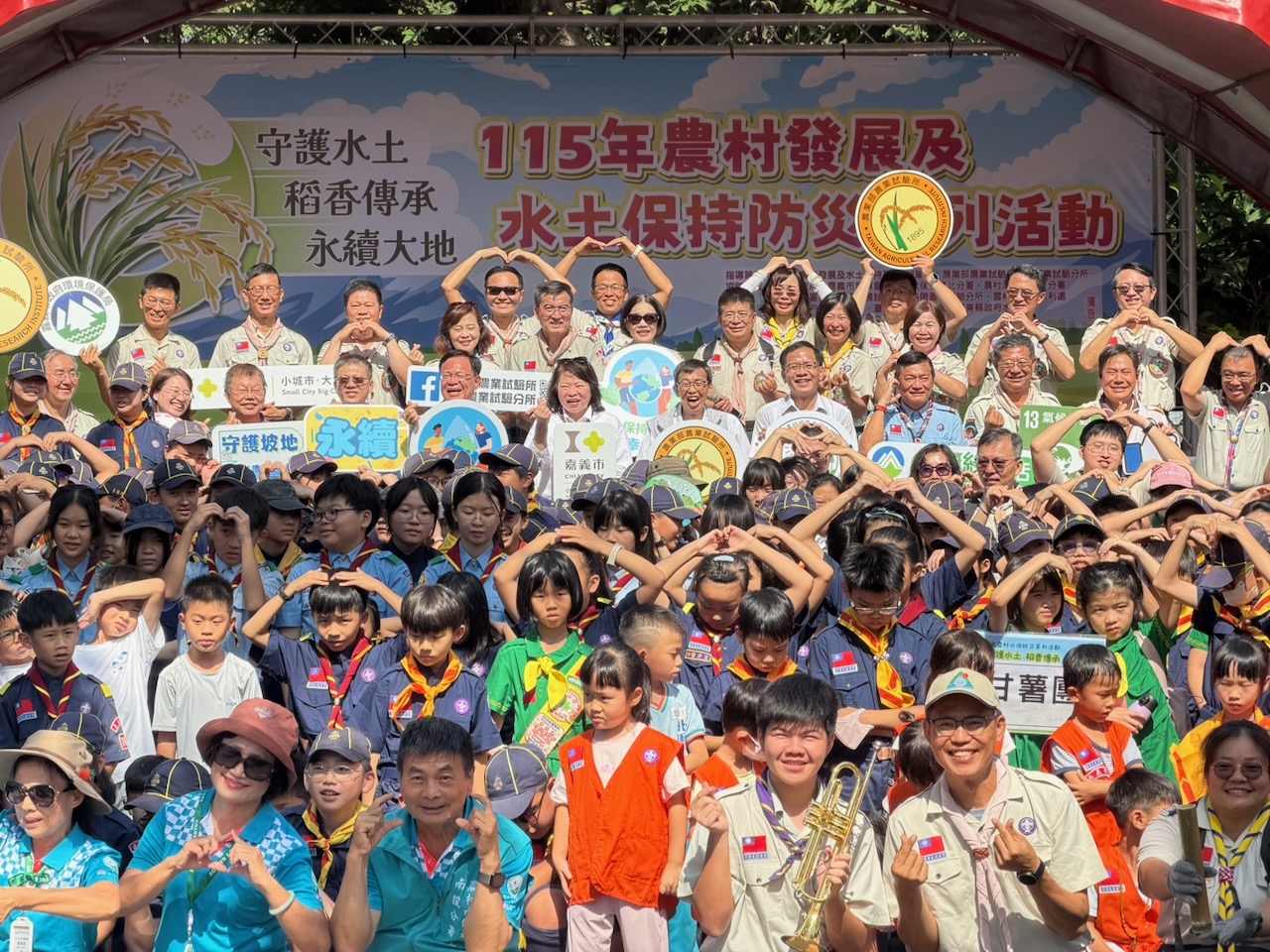 「月桃故事庇護工場暨月桃花祭開幕揭牌、創意料理活動」及童軍活動大合照。(圖／張啓楷市長競選團隊)