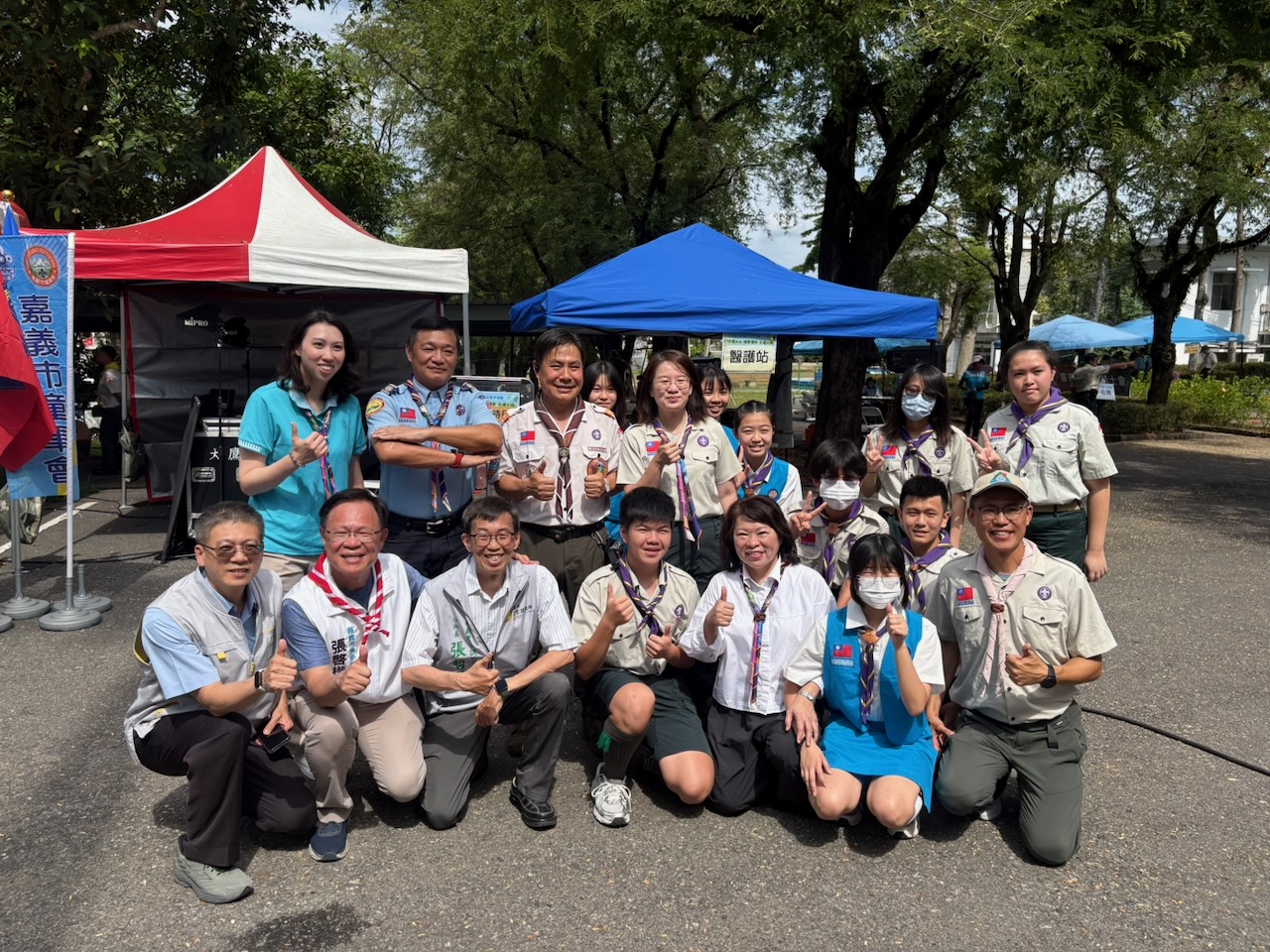 張啓楷出席童軍節活動時特別恭喜黃敏惠市長，獲得媒體評鑑市政成績，奪得9金3銀的好成績。(圖／張啓楷市長競選團隊)