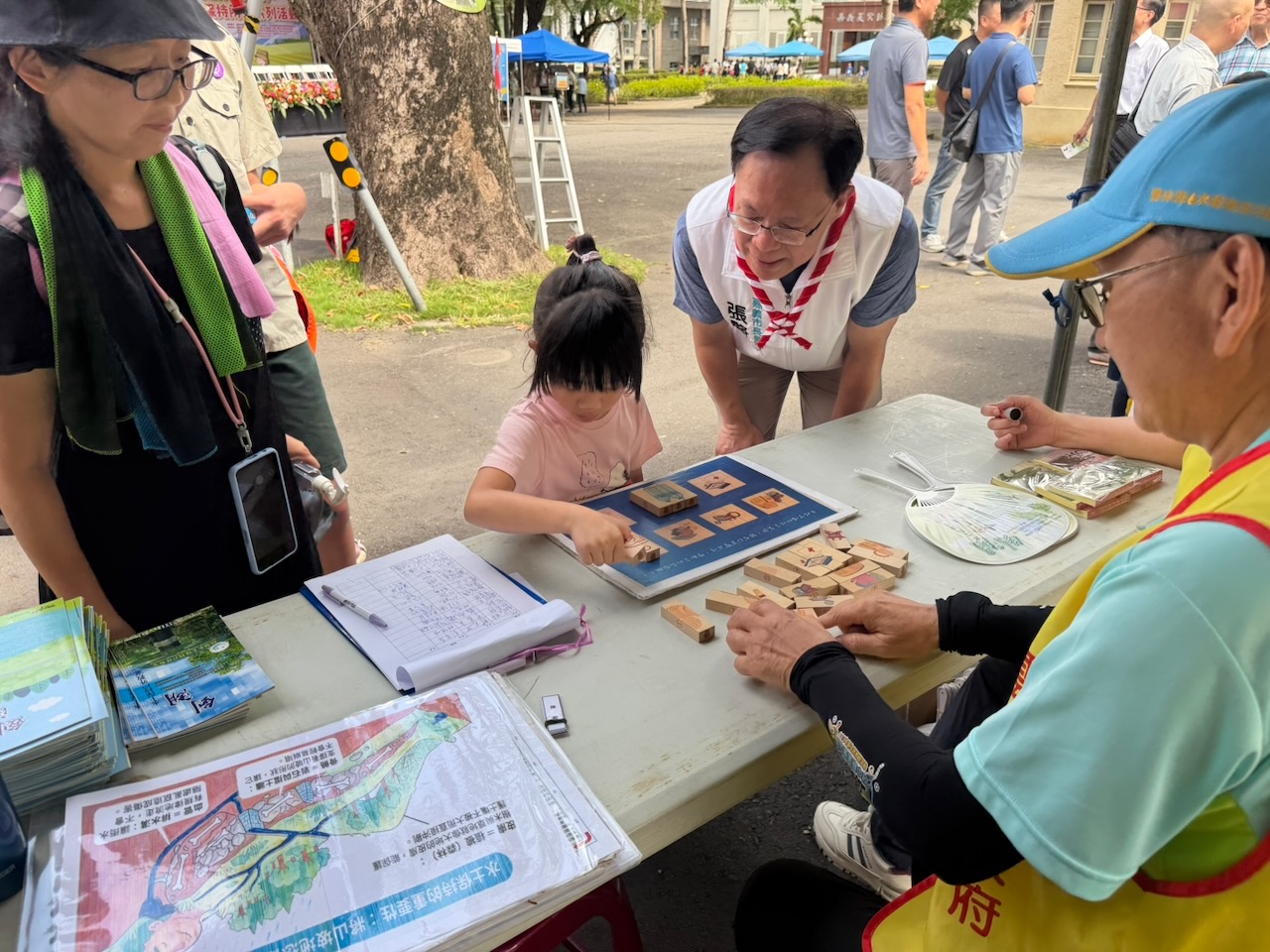 張啓楷陪同參加活動的幼童及家長拼圖闖關。(圖／張啓楷市長競選團隊)
