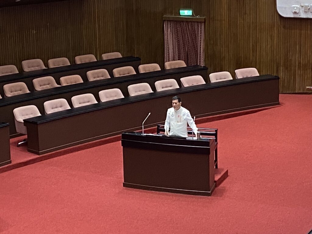 黃仁在國會議堂為民請命、推動爭取地方建設不遺餘力。(圖／黃仁國會辦公室)