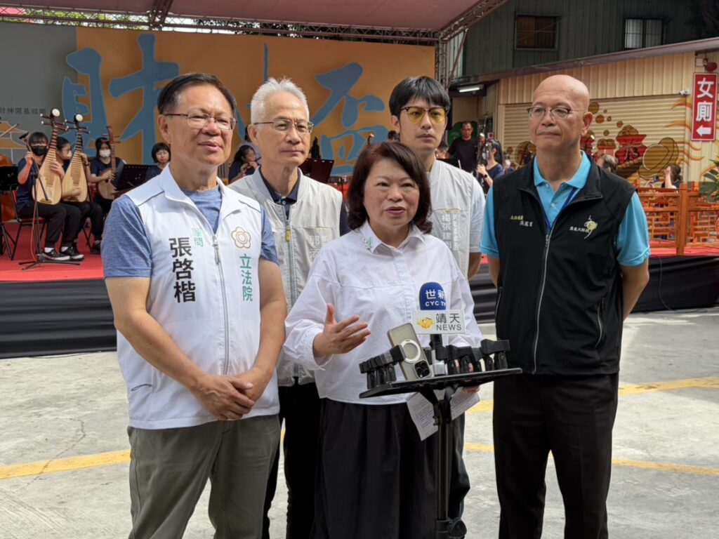 黃敏惠代表市府感謝文財殿熱心公益、注重教育，持續嘉惠在地學子，彰顯信仰護佑與慈善精神。(圖／張啓楷市長競選團隊)