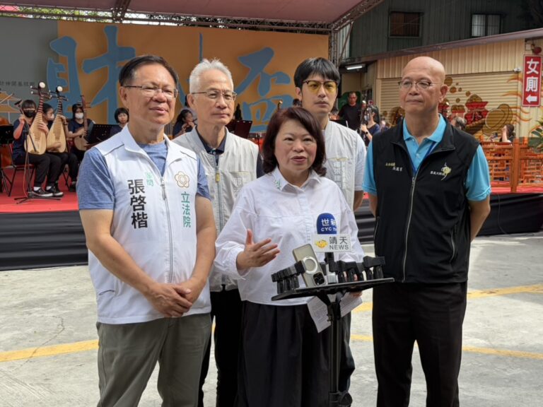黃敏惠代表市府感謝文財殿熱心公益、注重教育,持續嘉惠在地學子,彰顯信仰護佑與慈善精神。(圖/張啓楷市長競選團隊)