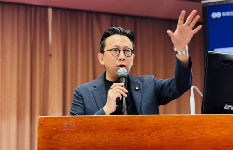 葛如鈞質詢中央研究院院長廖俊智,聚焦「核能基礎研究」與「科研人才待遇」兩大議題。(圖/葛如鈞國會辦公室)