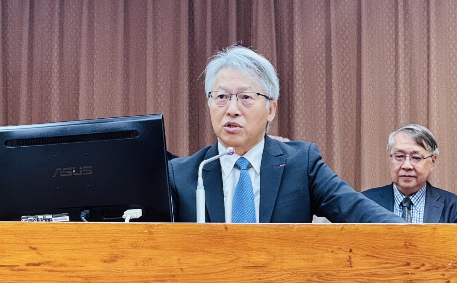 中央研究院院長廖俊智坦言，「研究員低薪」確實是現況，並表示三年前中研院曾調漲一次約15%。(圖／葛如鈞國會辦公室)