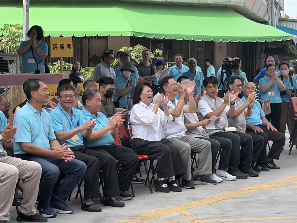 黃敏惠和張啓楷並肩觀賞第12屆財神盃國民中小學音樂暨民俗技藝競賽表演。(圖/張啓楷市長競選團隊)