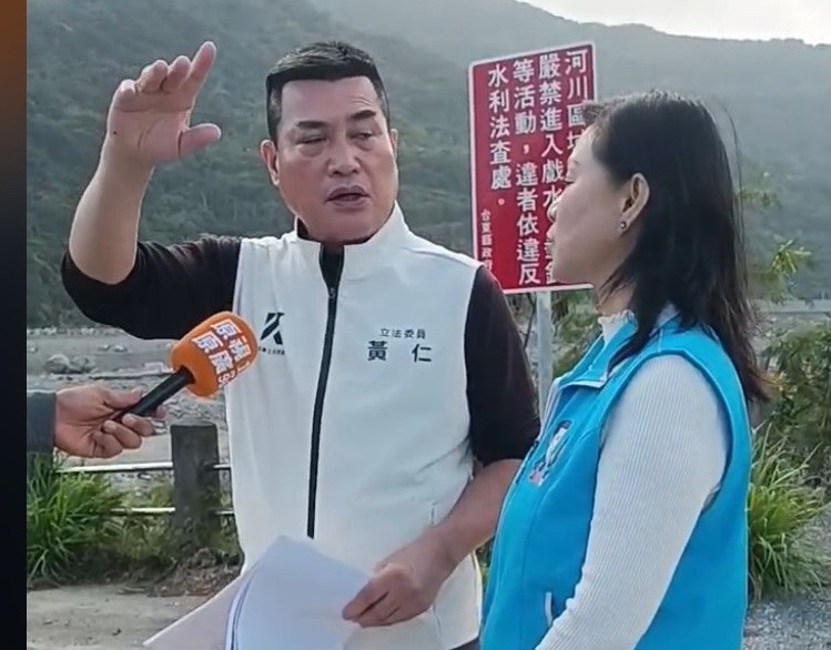 黃仁今年元月19日偕同夫人王春梅前往台東縣太麻里鄉金崙村，實地會勘金崙溪疏濬與土石再利用規劃。(右為黃仁夫人王春梅)。(圖／黃仁國會辦公室)