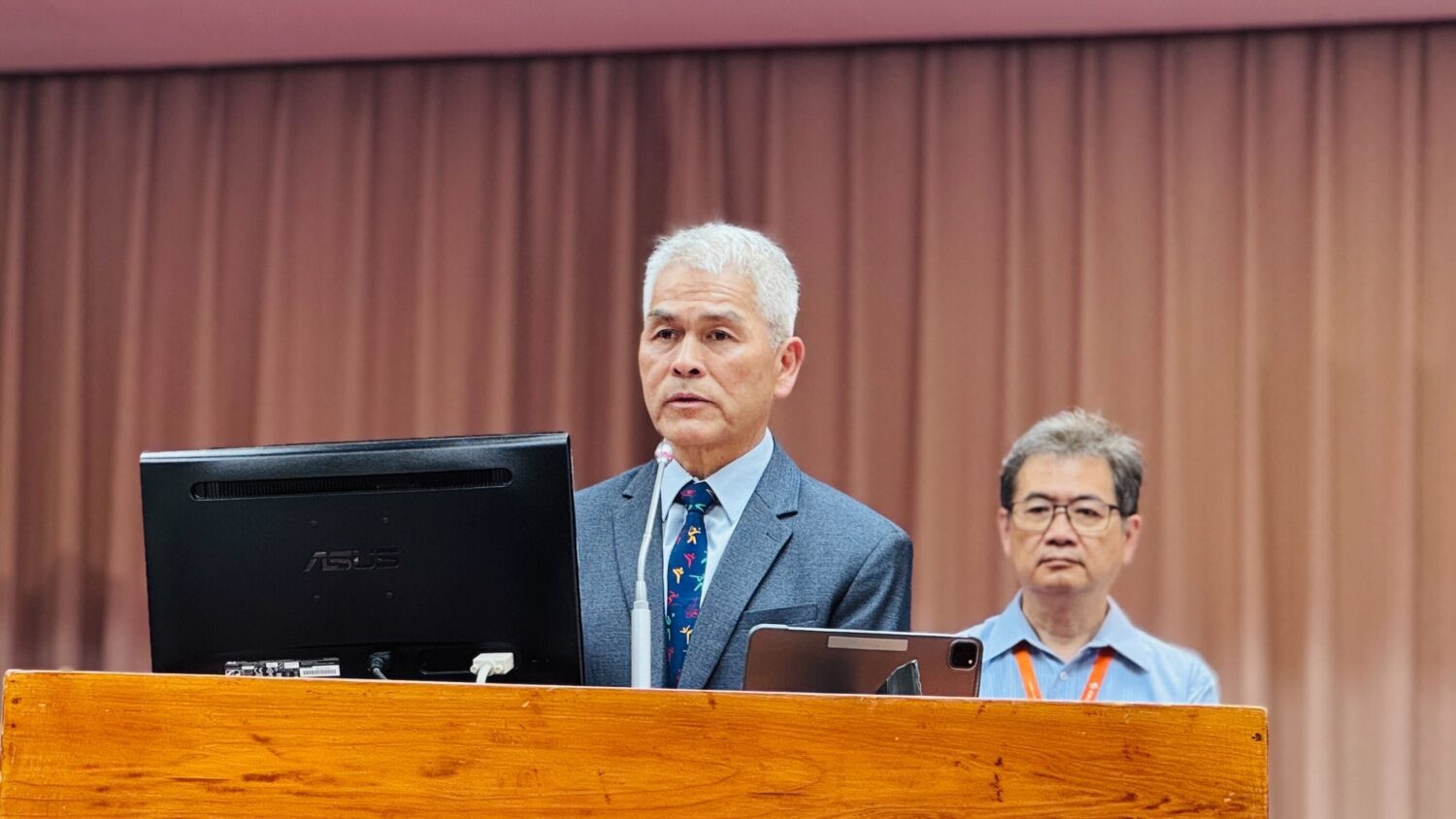 運動部次長黃啟煌回應,目前運動部正與國發會及國發基金共同研擬相關投資辦法,國發基金已匡列100億元,預計以10年期程投入運動產業。(圖/葛如鈞國會辦公室)