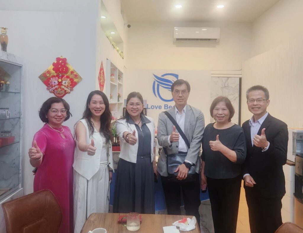 前民眾黨立法委員麥玉珍(左3)證實，兩年條款卸任立委後，自己暫時無投入年底選戰的規劃。(記者翻攝)