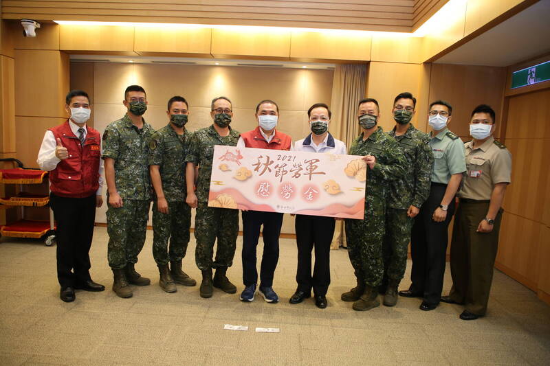 簡熒宏(左四)擔任六軍團政戰副主任期間,正逢2021年台灣新冠肺炎疫情嚴峻,簡熒宏第一線督導、組織國軍投入新北市等重災區的防疫支援與大範圍清消任務,獲得各界讚揚與肯定。(圖/記者翻攝)