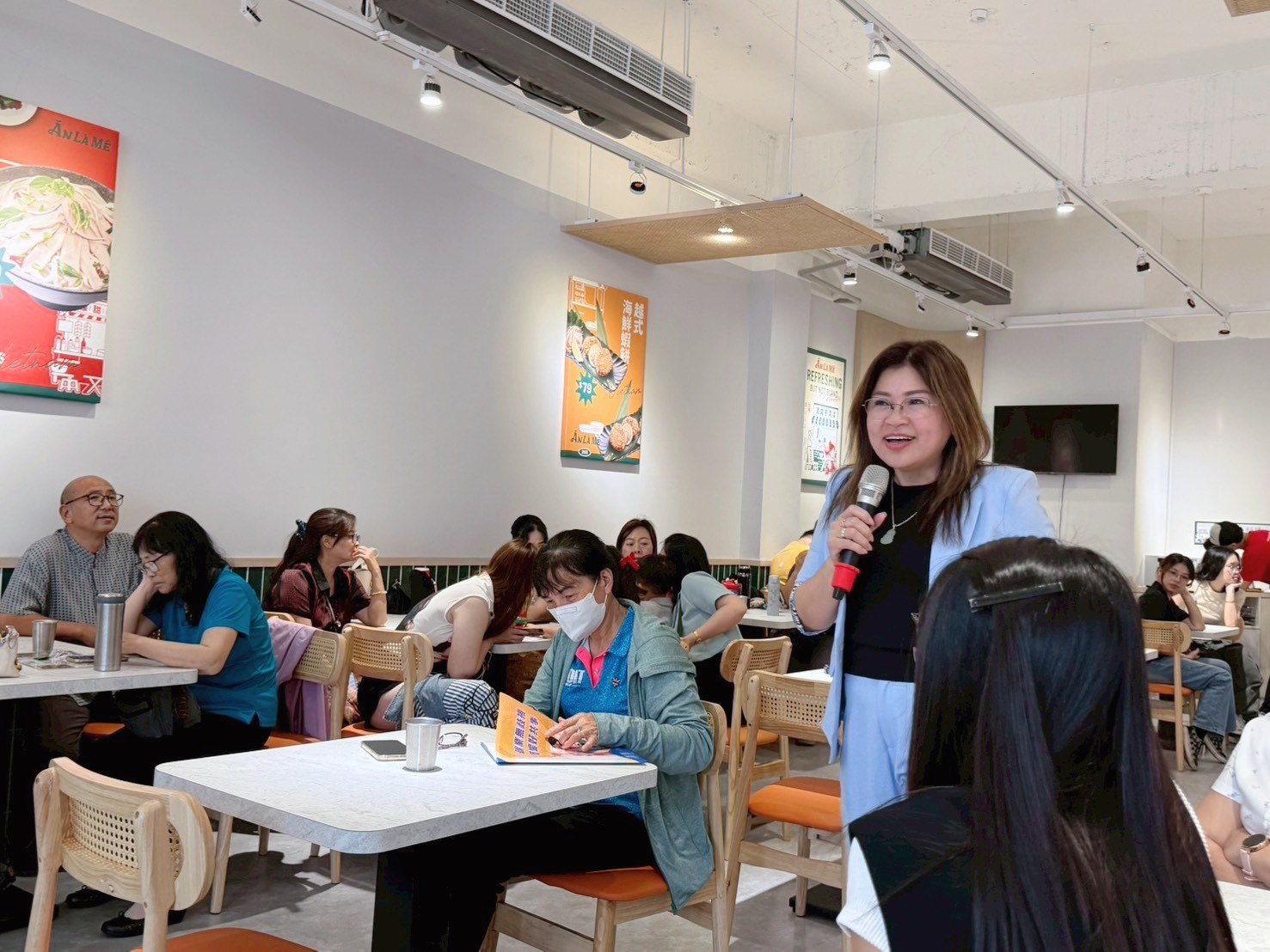 麥玉珍是社團法人台灣新移民協會創會理事長，經常和會員、學員經驗分享，協助解惑。(記者翻攝)