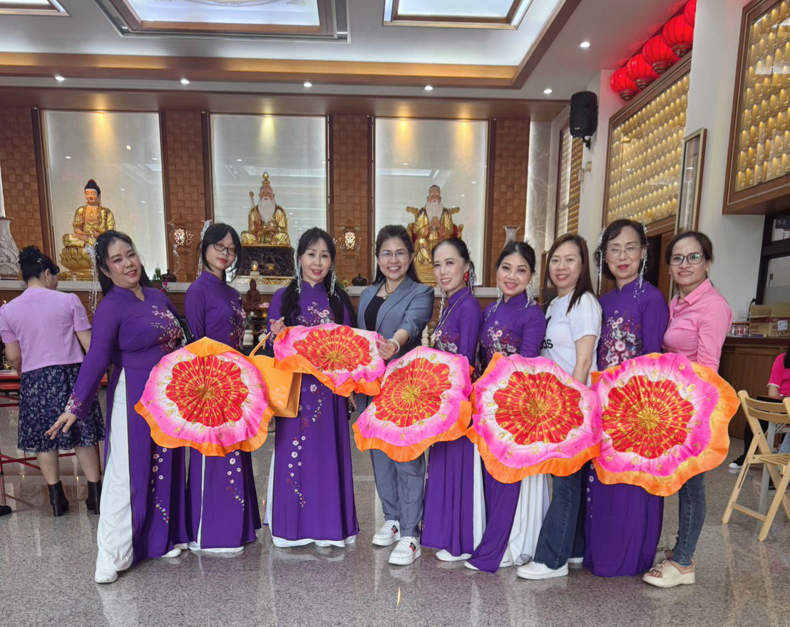 麥玉珍(左4)經常應邀參加新住民社團舉辦的各類藝文活動。(記者翻攝)