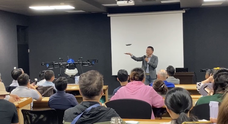 媒體出身的作者李定宇現場展示無人機室內飛行,相當別出心裁,場面震撼。(記者 包克明攝)