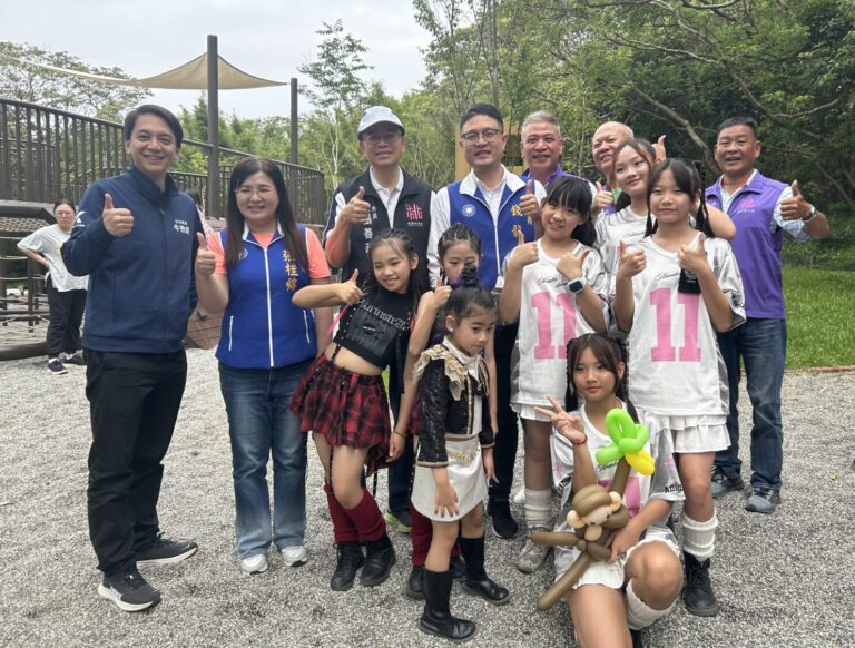 蘆竹桐樂會今（2）日在五酒桶山步道盛大登場，桃園市長張善政（左後3）、立法委員牛煦庭（左1）、桃園市議員張桂綿（左2）與錢龍（左後4）等也到場支持。