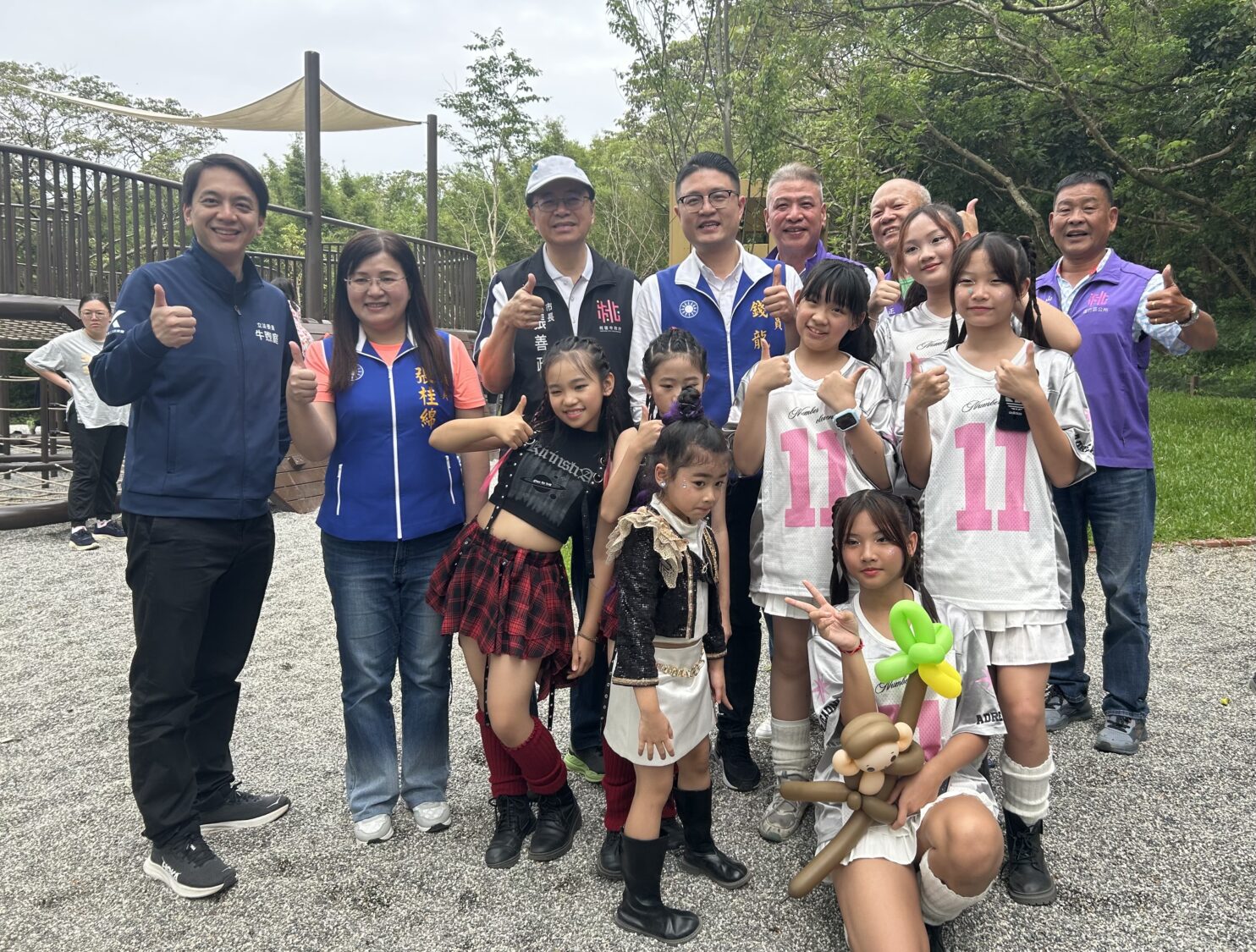 蘆竹桐樂會今（2）日在五酒桶山步道盛大登場，桃園市長張善政（左後3）、立法委員牛煦庭（左1）、桃園市議員張桂綿（左2）與錢龍（左後4）等也到場支持。