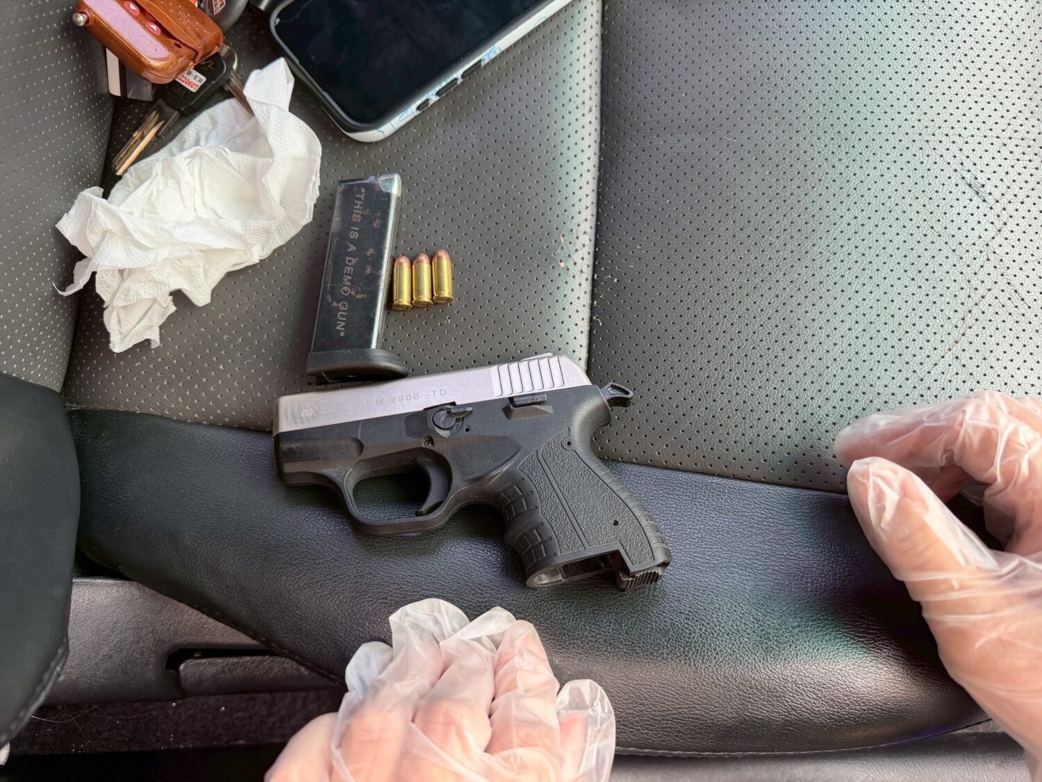 中壢分局興國派出所昨（2）日巡邏時，發現一名李姓男子酒醉違規停車並昏睡在車內，且副駕駛座位就放著一把改造手槍，最終當場查獲改造手槍1把、子彈及毒品彩虹煙等。（記者翻攝）