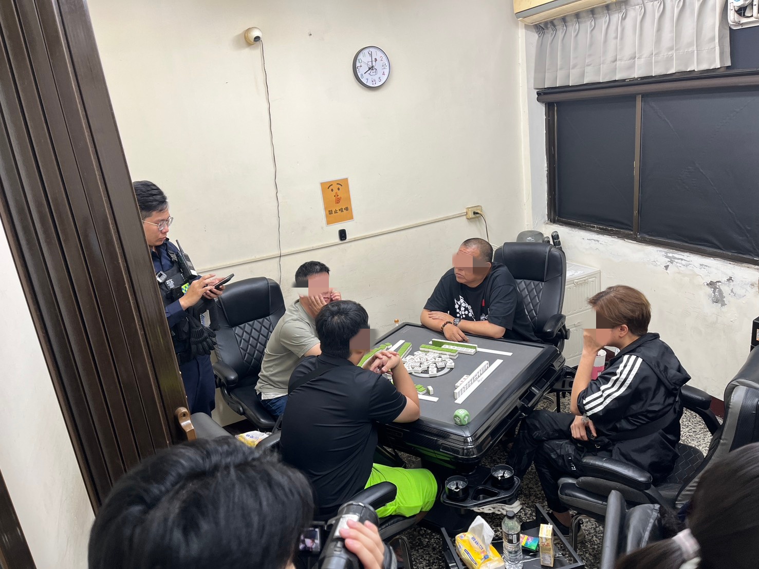 中壢分局4月29日破獲一處職業麻將賭場，查獲負責人32歲郭姓女子及賭客12人，查扣賭資臺幣18萬餘元及相關賭具。（記者翻攝）