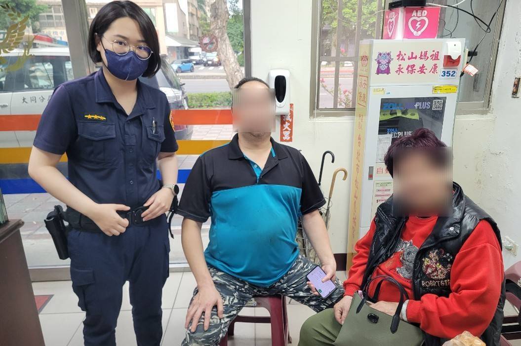 處理員警與林婦及家屬合影。(圖／記者戴昱弘 翻攝）