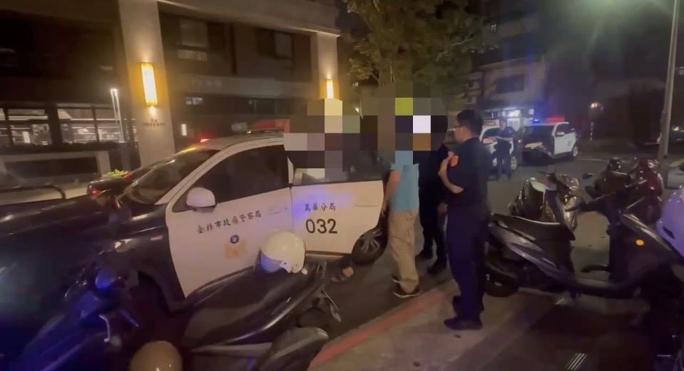 萬華警方將現場人員帶上車。（圖／記者 趙靜姸翻攝）