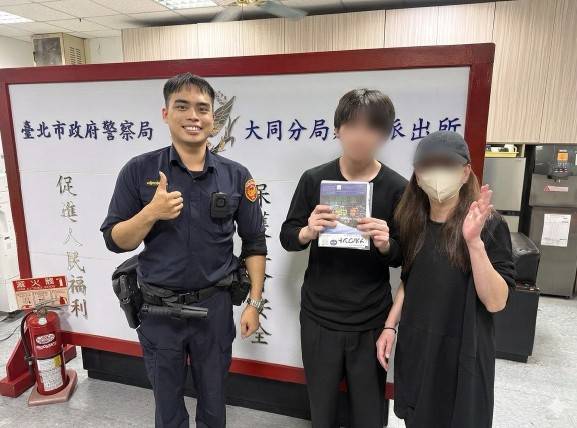處理員警與日籍旅客合影。(圖／記者戴昱弘 翻攝）