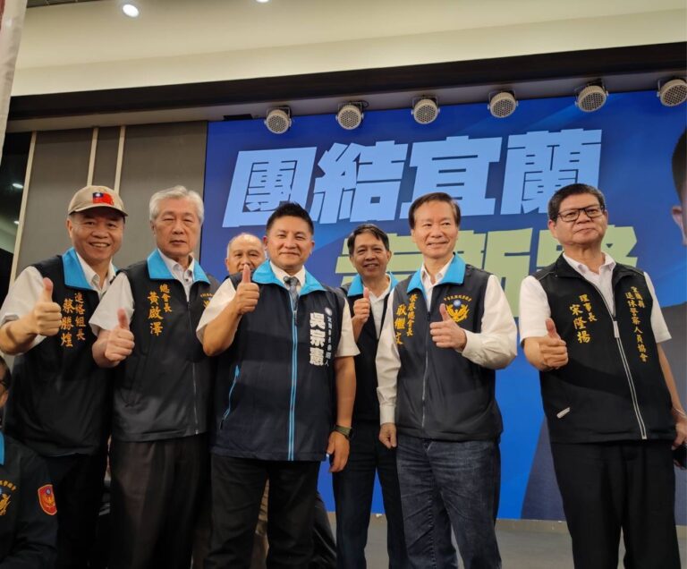 退警總會會長黃啟澤(左二)率幹部參加國民黨立委吳宗憲(左三)參選宜蘭縣長的首場造勢活動。(圖/退警總會提供)