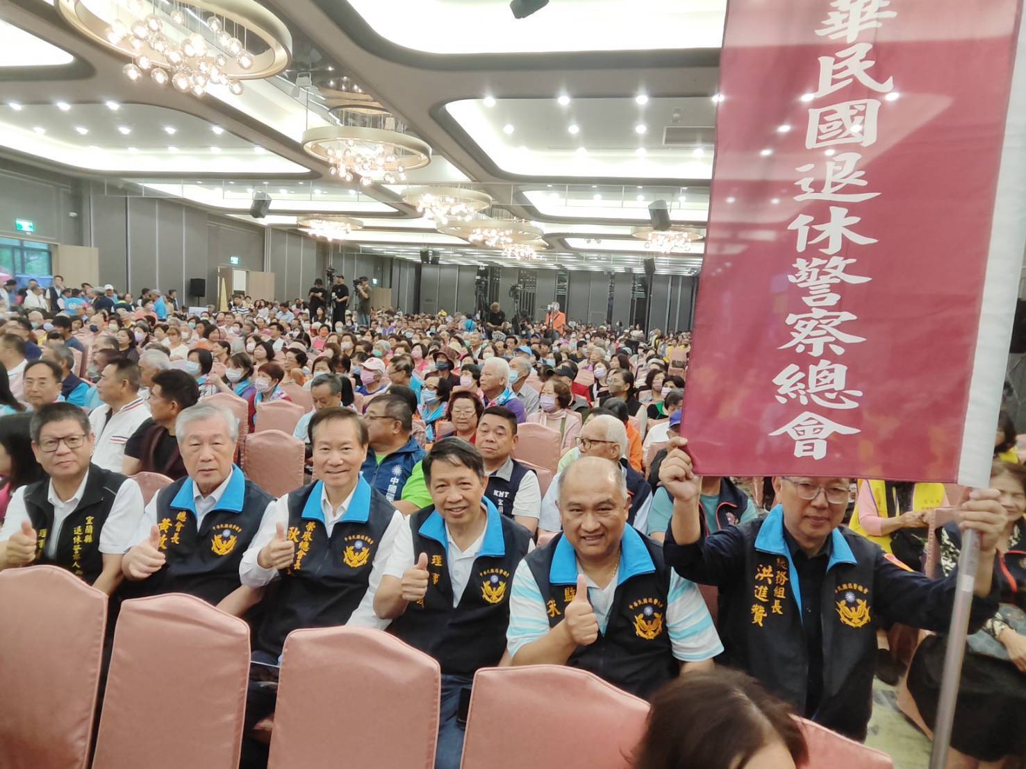 宜蘭縣退警協會宋隆揚理事長（前排左一）號召200餘人退警到場參加國民黨立委吳宗憲參選宜蘭縣長的首場造勢活動。（圖／退警總會提供）