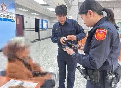 寧夏路派出所處理員警積極確認老奶奶的身分及住址。(圖/記者戴昱弘 翻攝)