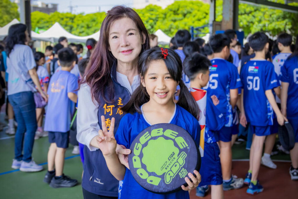 何秀綿出席115年縣長盃飛盤錦標賽,與小選手一起體驗飛盤樂趣。(圖/記者鄭元毓翻攝)