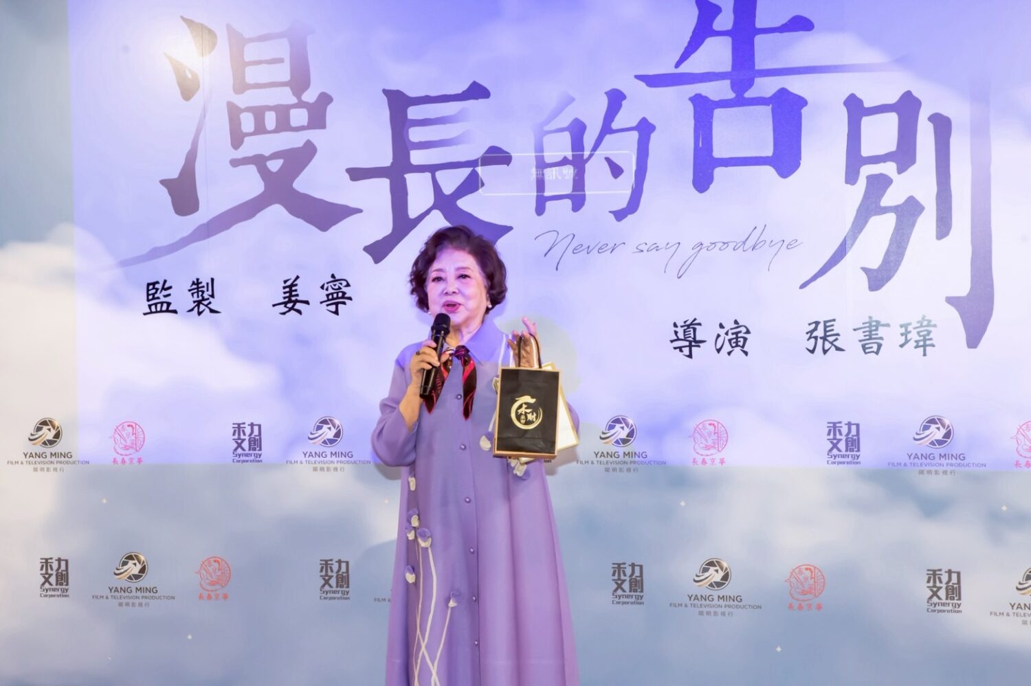 
淑芳阿姨說，每天來到拍片現場就如同回到一個大家庭。(圖/禾力文創 提供)