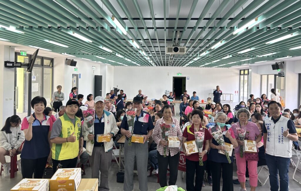中壢區青埔里社區發展協會今（3）日在青埔市民活動中心舉辦社區母親節活動，推出「親子DIY手工研習製作」課程，讓大人小孩們都能夠透過手作感清增溫，共慶母親節。（記者陳世軒攝）