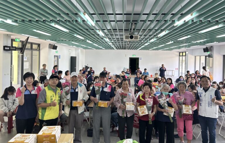 中壢區青埔里社區發展協會今（3）日在青埔市民活動中心舉辦社區母親節活動，推出「親子DIY手工研習製作」課程，讓大人小孩們都能夠透過手作感清增溫，共慶母親節。（記者陳世軒攝）