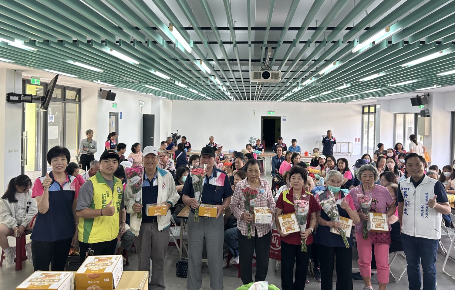 中壢區青埔里社區發展協會今（3）日在青埔市民活動中心舉辦社區母親節活動，推出「親子DIY手工研習製作」課程，讓大人小孩們都能夠透過手作感清增溫，共慶母親節。（記者陳世軒攝）