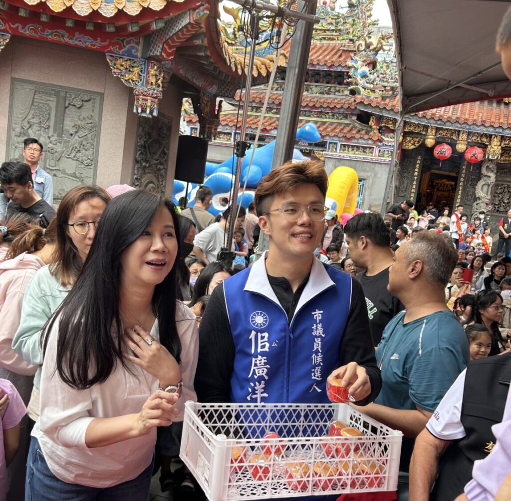 立法委員萬美玲（左）與桃園市議員候選人佀廣洋（右）今天也到場支持，萬美玲表示，相比過去，桃園景福宮現在注入更多年輕活力。