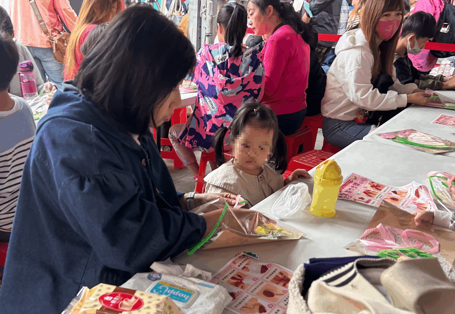 現場推出親子手作仿真康乃馨活動，讓孩子與家長透過互動增進感情。（記者陳世軒攝）