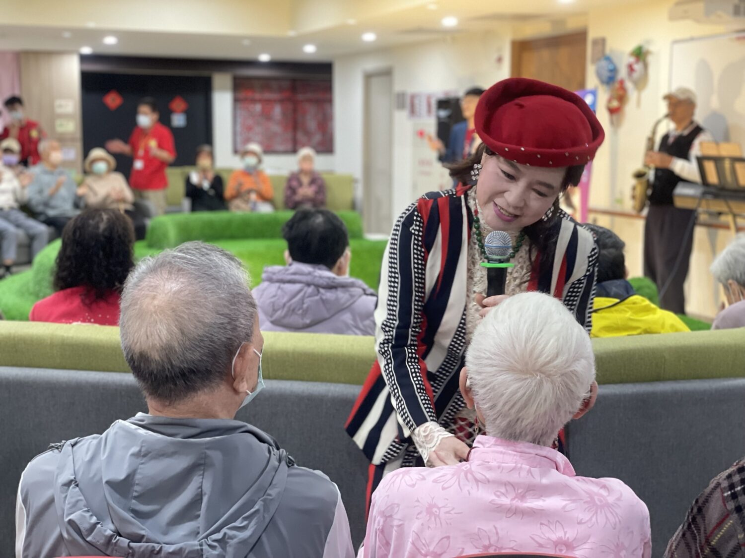 資深藝人楊燕妮與廣慈老人日間照顧中心長者親切互動。(圖/紅心字會 提供)