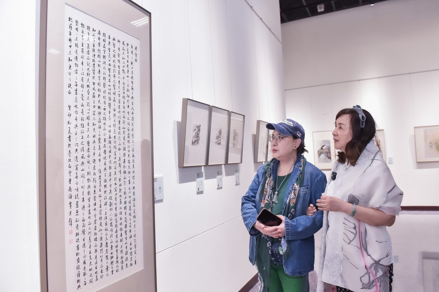 國寶楊麗花現身黃湘詅「白雲傳承・水墨初心」畫展。(圖/黃湘詅 提供)