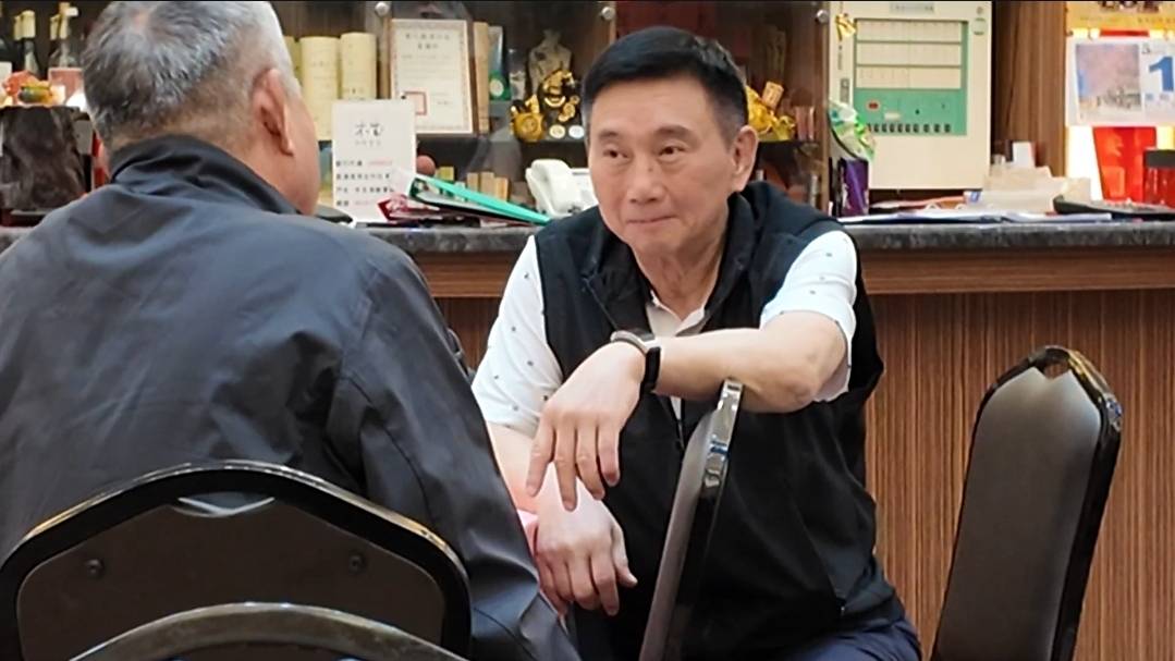 許女家族所經營的海鮮會館，現場可見蔡國源猶如餐廳男主人般在店內進出協助與招呼現場賓客。（圖／民眾提供）